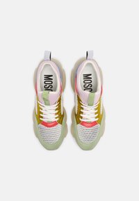 Baskets multicolores en mesh et matériaux synthétiques; elles présentent des lacets blancs, des accents verts, dorés, roses et lavande, et une semelle translucide.