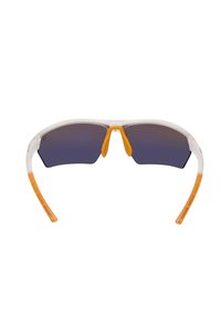 Occhiali da sole sportivi con montatura trasparente, accenti arancioni e lenti sfumate scure. Design avvolgente con tempie flessibili.