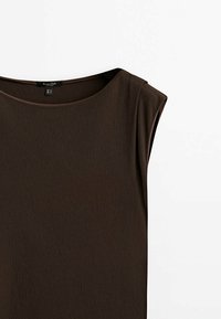 Haut sans manches marron en tissu lisse et léger, avec un col rond et de subtils accents aux épaules. Étiquette visible à l'intérieur.
