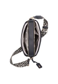 Lille sort crossbody taske med to lynlåslommer, beige indvendig foring og justerbar leopardprintrem med guldtags.