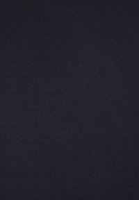 Donkerblauwe katoenen stof, gladde textuur, gelijkmatige breipatroon, geen zichtbare naden of versieringen, uniforme kleur over het oppervlak.