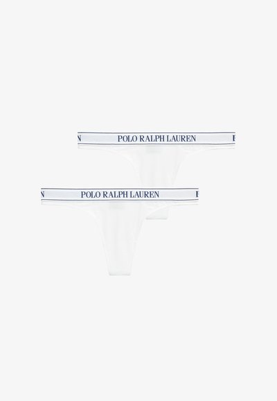 Białe bawełniane stringi z paskiem w talii ozdobionym napisem "POLO RALPH LAUREN" w granatowym kolorze. Prezentowane dwie sztuki. Prosty design, minimalistyczna sylwetka.