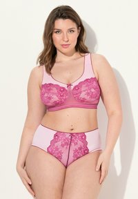 Conjunto de sujetador de encaje y bragas de cintura alta en rosa con acentos en magenta oscuro, que presenta detalles de encaje floral y un lazo en el centro delantero.