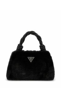 Zwarte nepbont handtas met een driehoekig GUESS-logo. Heeft een gevlochten zwarte handgreep en een zachte, gestructureerde oppervlakte. Compact rechthoekige vorm.
