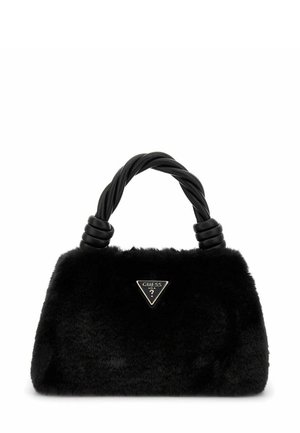 Schwarze Handtasche aus Kunstfell mit einem dreieckigen GUESS-Logo. Verfügt über einen geflochtenen schwarzen Henkel und eine weiche, strukturierte Oberfläche. Kompakte rechteckige Form.