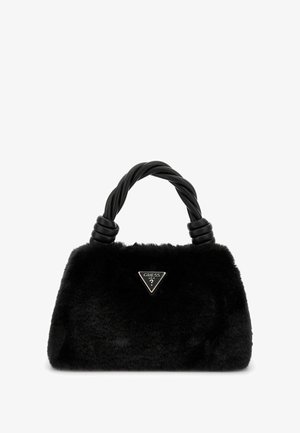 Borsa in finta pelliccia nera con logo GUESS triangolare. Presenta una maniglia intrecciata nera e una superficie morbida e testurizzata. Forma rettangolare compatta.