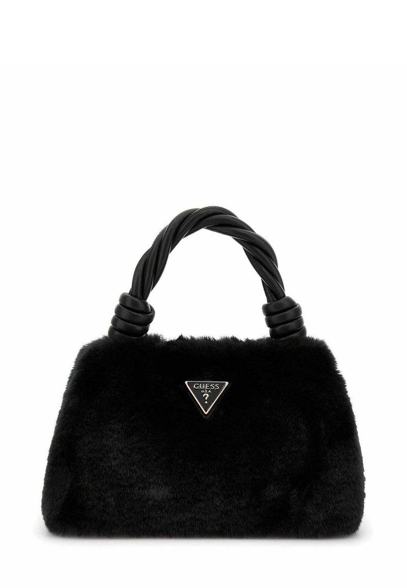 Zwarte nepbont handtas met een driehoekig GUESS-logo. Heeft een gevlochten zwarte handgreep en een zachte, gestructureerde oppervlakte. Compact rechthoekige vorm.