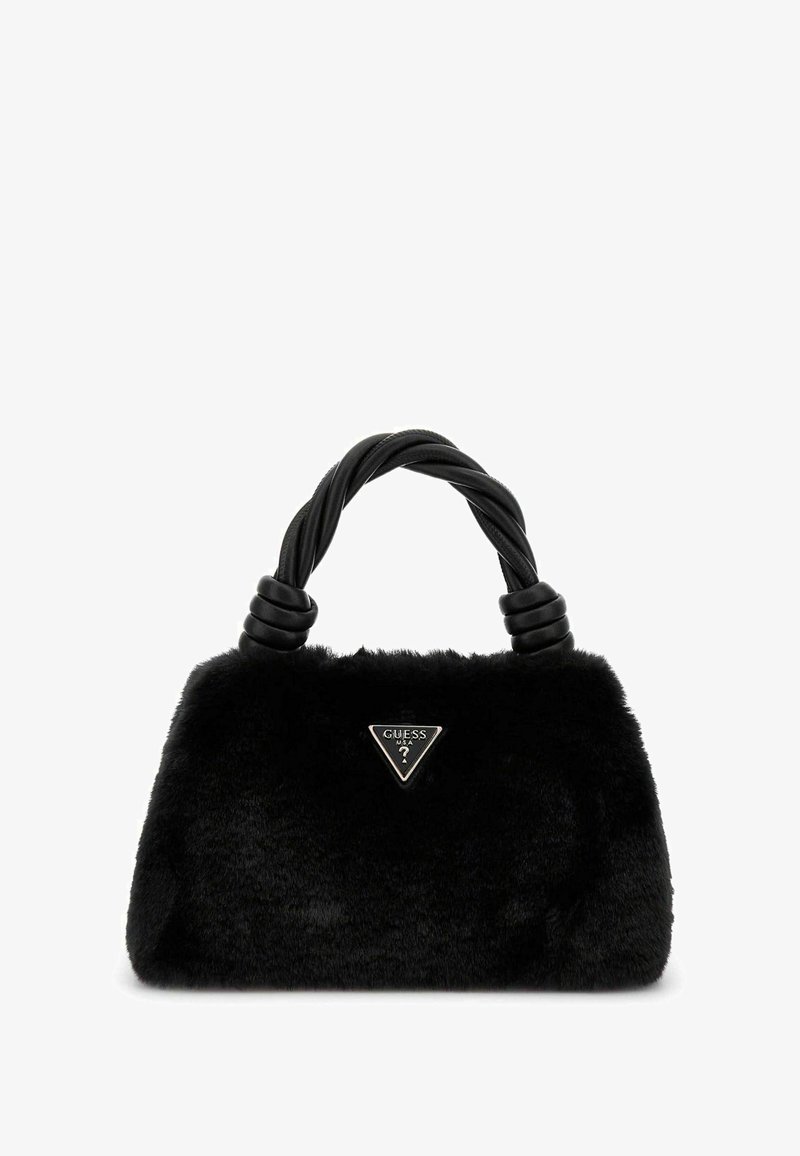Zwarte nepbont handtas met een driehoekig GUESS-logo. Heeft een gevlochten zwarte handgreep en een zachte, gestructureerde oppervlakte. Compact rechthoekige vorm.