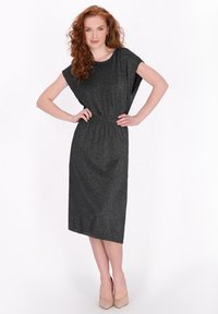 Zwarte midi-jurk met een glanzende afwerking, een losse pasvorm, korte vleermuismouwen en een gesmokte taille. Glad textuur en eenvoudige silhouet.