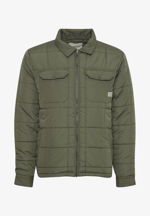 Giubbotto imbottito trapuntato verde oliva con chiusura zip, due tasche sul petto con bottone a pressione e colletto classico. Tessuto liscio e leggero.