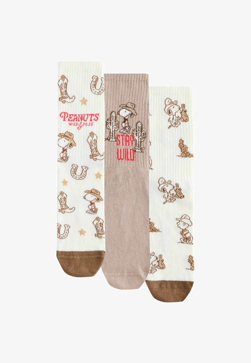 Tre western-inspirerede sokker med Snoopy iført cowboyhatte, kaktusser, støvler, hestesko og tekst: "PEANUTS WILD & FREE" og "STAY WILD."