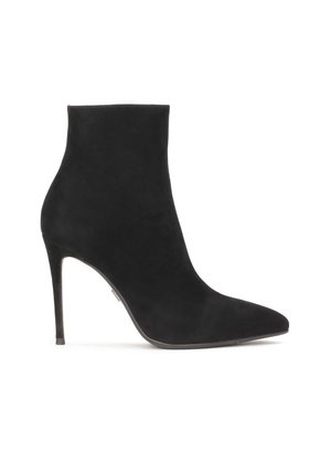 Stivale alla caviglia in suede nero con punta affilata e tacco a stiletto. Texture liscia e design senza giunture, caratterizzato da un'alta cavigliera per coprire la caviglia.