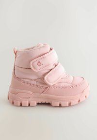 Rosa børns vinterstøvler med polstret design, to velcro-remme, struktureret gummisål og en lille grafisk detalje på siden.