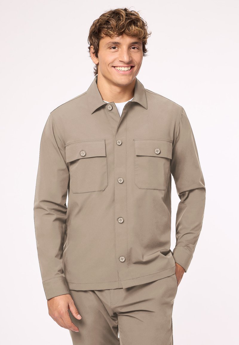 Leichte Herrenjacke in Hellbraun mit langen Ärmeln, einem Kragen, zwei Brusttaschen und Knopfverschluss, gefertigt aus glattem Stoff.