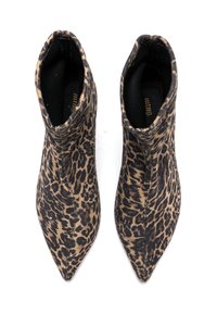 Botas de tobillo con estampado de leopardo, punta afilada, forro negro y tejido texturizado. Presentan detalles de costura a lo largo de los bordes.