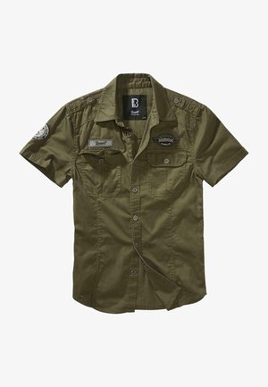 Camisa de manga corta verde oliva hecha de una mezcla de algodón. Cuenta con dos bolsillos en el pecho, cierre frontal con botones y parches en los hombros. Textura suave.