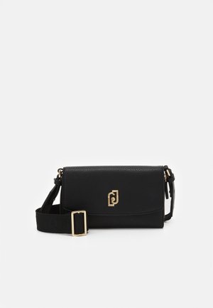 Zwarte leren crossbodytas met verstelbare riem en goudkleurig logo en gesp op de voorflap, getoond tegen een effen witte achtergrond.