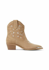 Bota de cowboy de ante marrón claro con diseño floral bordado en azul claro, puntera puntiaguda y acento plateado en la punta. Tacón grueso y estriado.