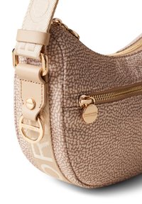 Beige Schultertasche aus Stoff mit einer Kieselstrukturoberfläche, goldenen Beschlägen, Reißverschlussdetails und einem gemusterten Gurt mit einem Logo.
