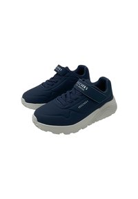 Scarpe sportive blu navy con parte superiore traspirante, chiusura con lacci e strap in Velcro, sole bianco e accenti testurizzati sulla parte superiore e sul suola.