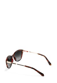 Kočičí sluneční brýle s tmavými čočkami a zlatými kovovými detaily. Rám je zaoblený s lesklým povrchem a štíhlými stranami.