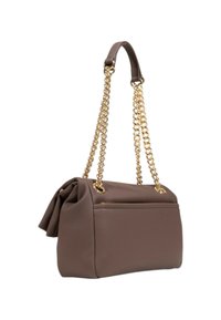 Bruine leren handtas met gouden ketting hengsels en een opgevouwen detail aan één zijde, weergegeven tegen een witte achtergrond.