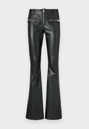 Μαύρο δερμάτινο παντελόνι με φαρδιά γραμμή και ψηλή μέση, με δύο τσέπες με φερμουάρ μπροστά και πάνελ στα γόνατα για λεπτομερή σχεδιασμό.