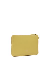 Žuta kožna tašna s glatkom teksturom, zatvaranjem na zatvarač i metalnim logotipom na prednjoj strani. Kompaktni pravokutni oblik.
