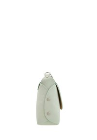 Minttuvihreä nahkapussukka, jossa on käyrä muotoilu, nappisuljin ja avainrenkaan kiinnitys; sisältää teksturoitua pintaa ja sileän sisäpuolen.