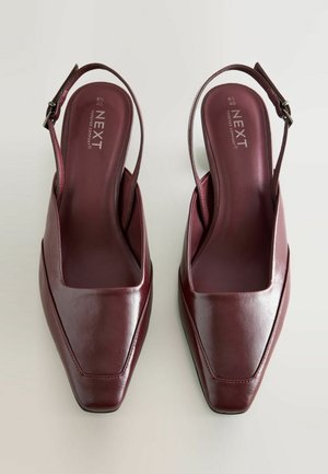 Burgundy läder slingback-klackar med fyrkantig tådesign, med ett lågt spänne och slät yta. Innersulan har varumärkets detalj.