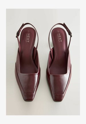 Bordeaux læder slingback hæle med design med firkantet tå, der har en lavspændt rem og glat tekstur. Indersålen har mærkeslogans.