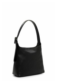 Zwarte leren schoudertas met verstelbare riem en gesp, trapeziumvormig, gladde textuur en subtiel merklogo aan de voorkant.