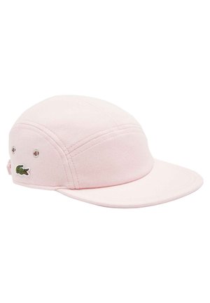 Gorra rosa hecha de tela texturizada con un visera curva. Presenta un logo de cocodrilo verde bordado en el costado y agujeros de ventilación.