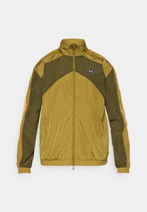 Olijfgroene zip-up jas met oranje accenten, voorzien van een hoge kraag, elastische manchetten en een lichtgewicht, gestructureerde stof. Onder Armour-logo zichtbaar.