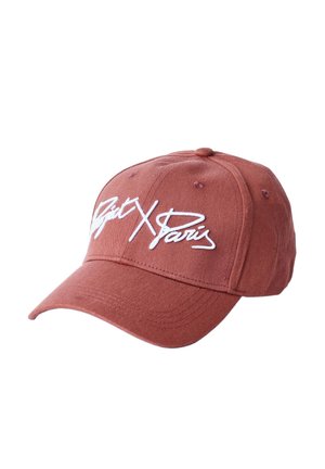Casquette de baseball couleur rouille avec visière incurvée et texte stylisé brodé en blanc à l'avant.