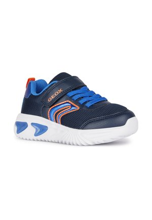 Sneaker in rete blu con lacci blu e dettagli arancioni. Presenta una suola imbottita e un design stampato. Logo Geox sul lato.
