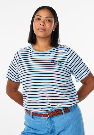 Triibuline T-särk helesiniste, valgete ja pruunide horisontaalsete joontega, ümara kaelusega, lühikeste varrukatega, millel on tikitud "ESSENTIAL 1979" detail.