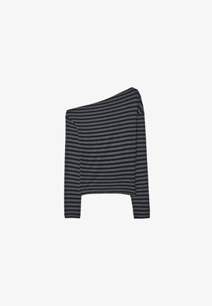 Crna i siva prugasta majica s otkrivenim ramenima, izrađena od mekanog materijala, s dugim rukavima i skraćenim rubom. Glatka tekstura s horizontalnim uzorkom.