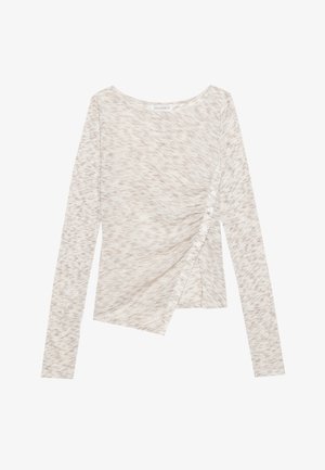 Hellgraues Langarmoberteil aus einem weichen, strukturierten Strickstoff. Mit einer gerafften Seite, weißen Knöpfen und einem asymmetrischen Saum.
