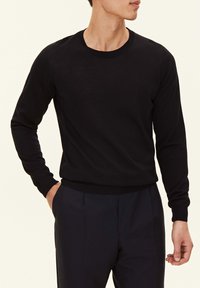 Oscar Jacobson MIGUEL ROUNDNECK - Stickad tröja - night blue