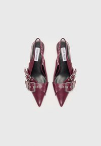 Pantofi cu toc slingback din piele burgundy, cu vârf ascuțit, detaliu cu două catarame și textură netedă, având branț cu marcaj.