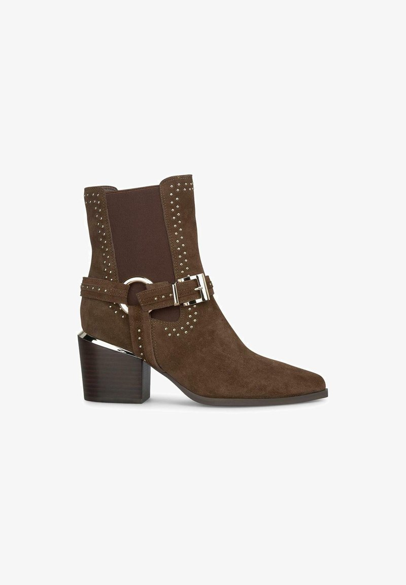 Braune Wildleder-Ankle-Boots mit spitzer Zehenpartie, elastischen Seitenpaneelen, dekorativen Nieten, einer metallischen Schnalle und einem Blockabsatz.