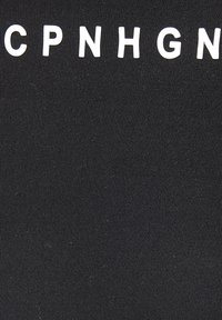 Schwarzer Stoff mit weißen Blockbuchstaben, die "CPNHGN" buchstabieren. Die Textur ist glatt und aus einem dünnen, dehnbaren Material.