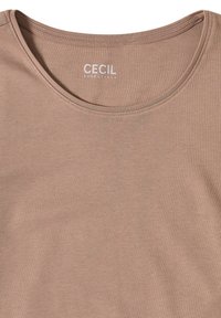 Světlě hnědý tričko s kulatým výstřihem a hladkým povrchem. Na hrudníku se nachází značka "CECIL ESSENTIALS" v bílé barvě nad výstřihem.