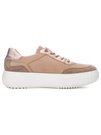Beige Sneaker mit niedrigem Schaft, strukturierten Details, dicker weißer Plateau-Sohle, Schnürverschluss und abgerundetem Zehenbereich.