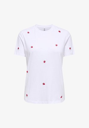 Valge lühikeste varrukatega T-särk, mis on kaunistatud väikeste punaste maasikaprintidega, mis on laiali asetatud särgi esiküljele ja varrukatele.