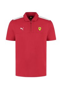 Czerwona koszulka polo z krótkim rękawem, zapinana na zamek, z białymi akcentami na ramionach i żółtym logo Ferrari na klatce piersiowej, wykonana z materiału oddychającego.