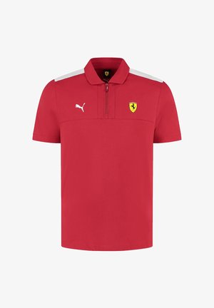 Czerwona koszulka polo z krótkim rękawem, zapinana na zamek, z białymi akcentami na ramionach i żółtym logo Ferrari na klatce piersiowej, wykonana z materiału oddychającego.