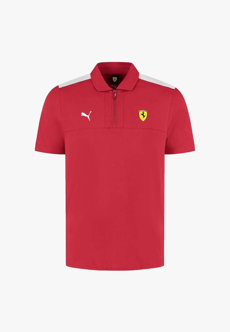 Czerwona koszulka polo z krótkim rękawem, zapinana na zamek, z białymi akcentami na ramionach i żółtym logo Ferrari na klatce piersiowej, wykonana z materiału oddychającego.