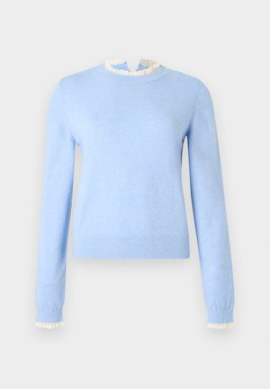 Pulover albastru deschis din material moale, cu guler și manșete albe cu volane, mâneci lungi și croială strânsă.